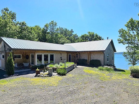 3rd image of 2888 Granville Rd