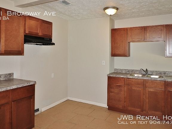 4th image of 3041 Broadway Ave