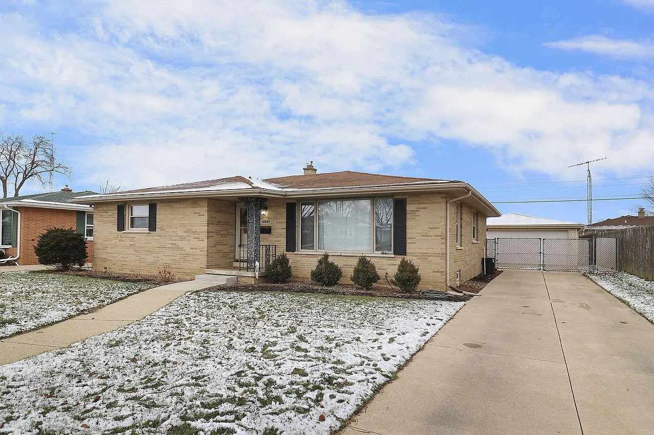 2127 24th AVENUE photo 1