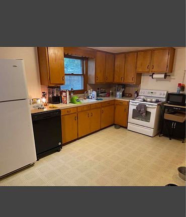 3rd image of 922 7th St #A