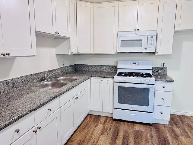 Bellflower Apartments — Photo 16