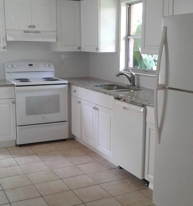 Kitchen w/granite and subway