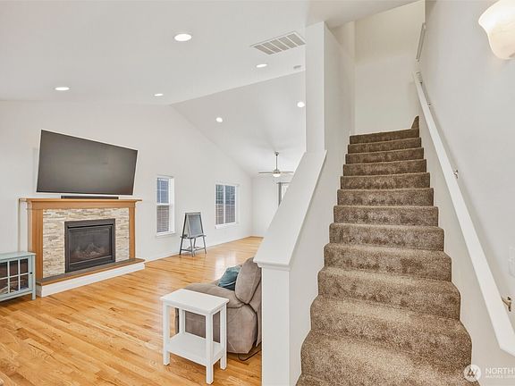 4th image of 2044 Brome Street