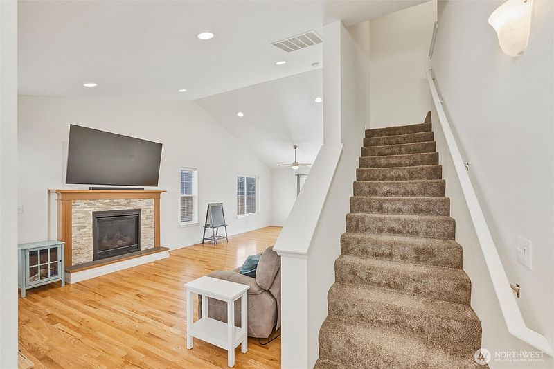 4th image of 2044 Brome Street