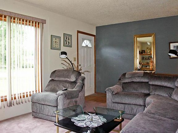 3rd image of 125 4th Ave W