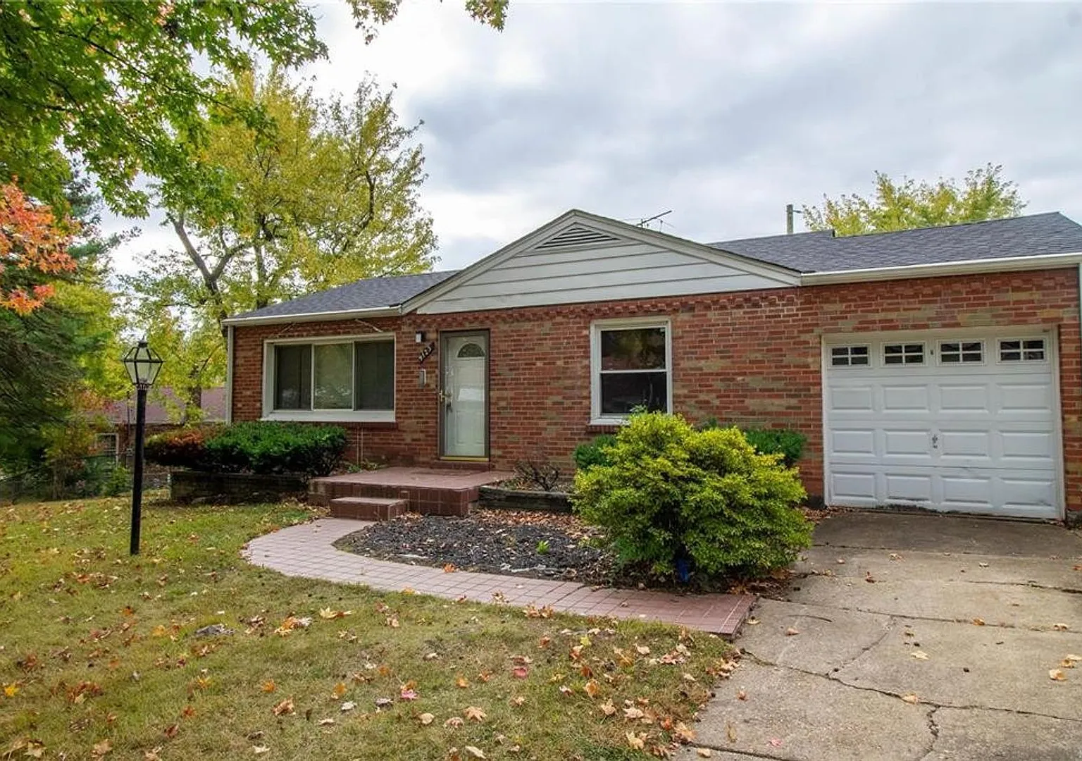 Beautiful brick home on quite street — Photo 1