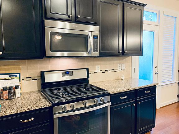 Gas Stove with pretty backslash.