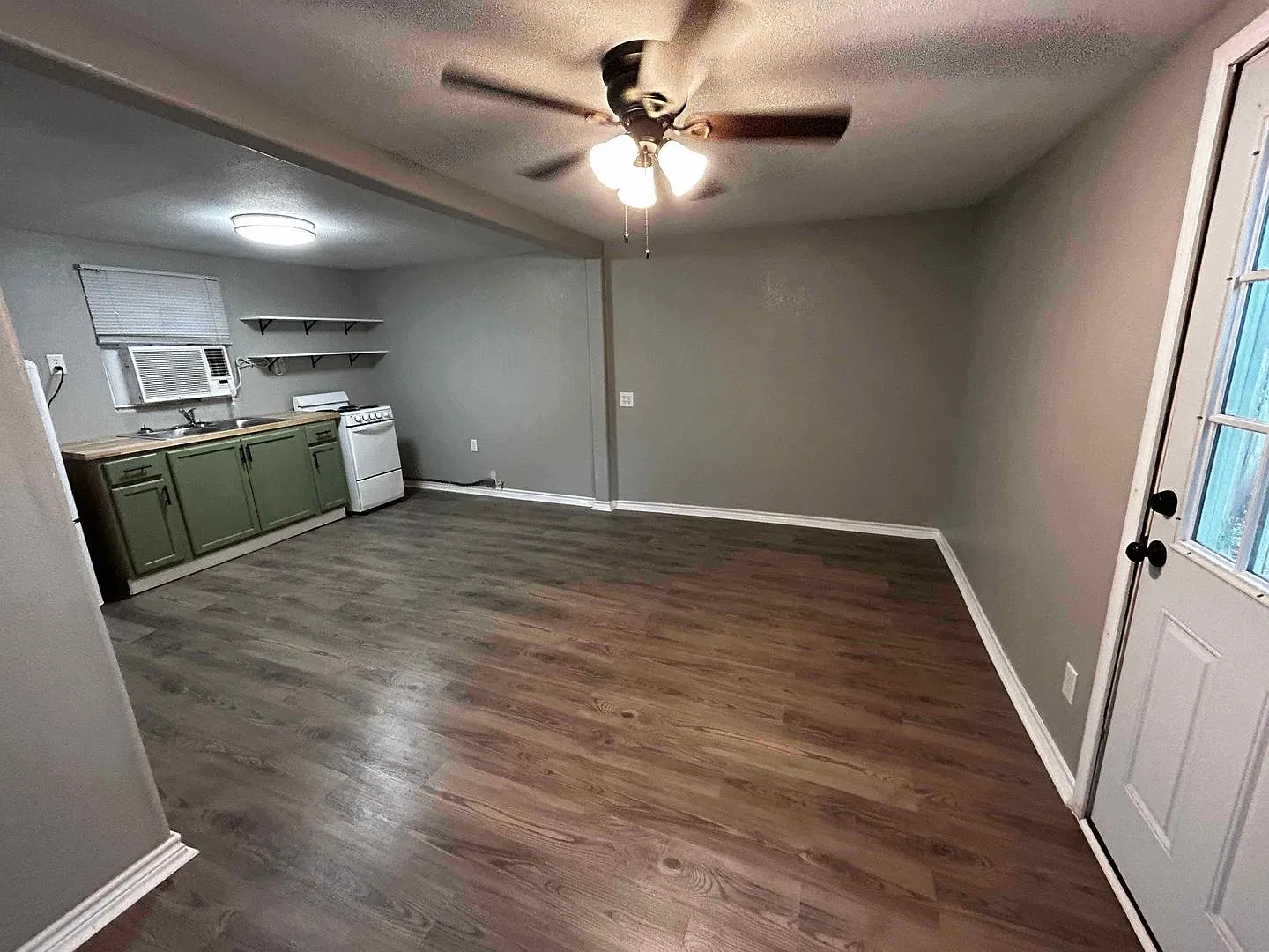 One Room! Efficiency Unit! 1/1; Water Paid! — Photo 3