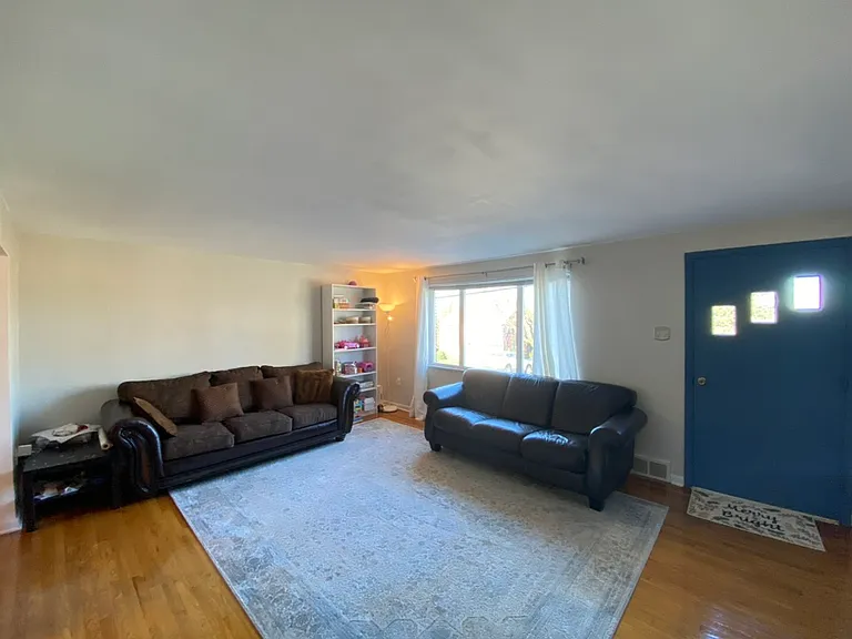 57 Seneca Dr — Photo 4
