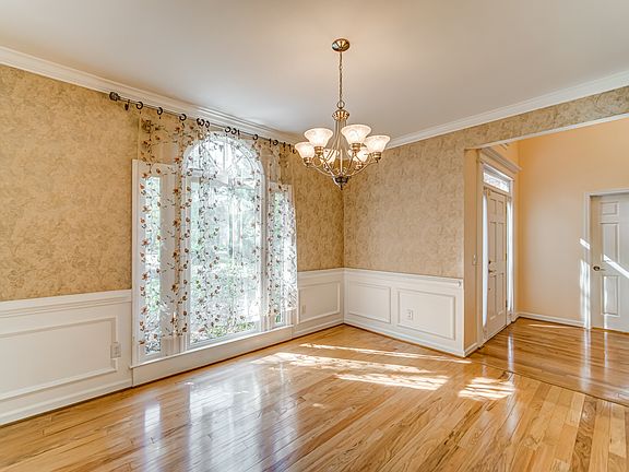 3rd image of 9398 Crescent Ct
