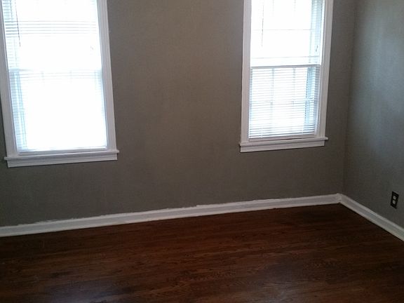 nice size bedroom fit queen bed easy