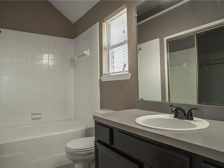 1512 Manitoba Ln — Photo 9