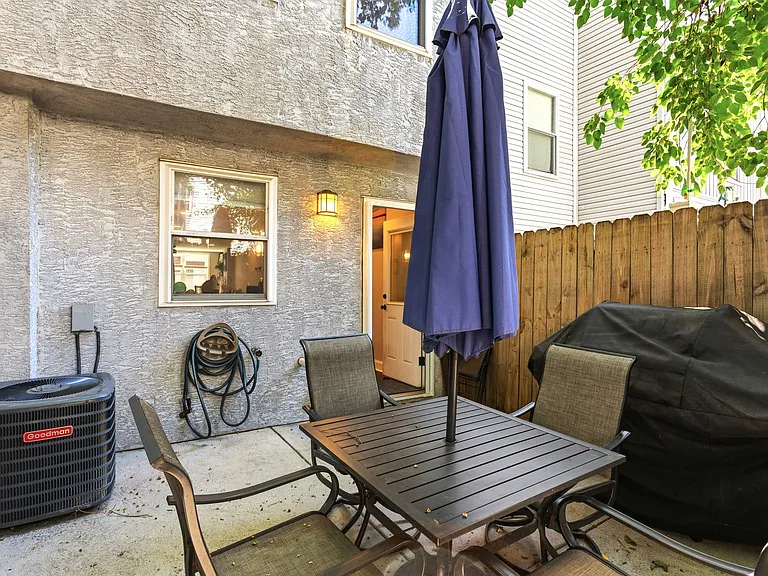 2318 E Thompson St — Photo 29