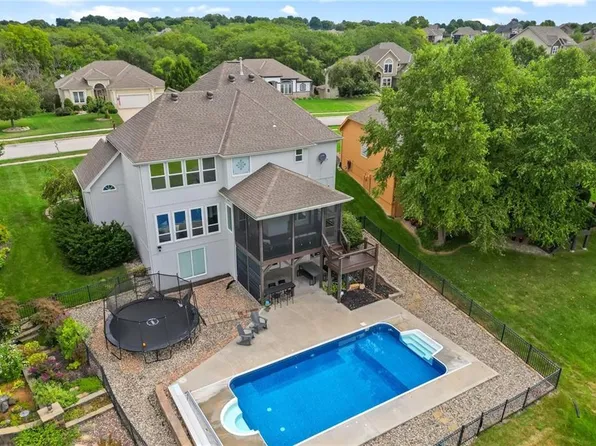 607 Indian Trail Ct, Smithville, MO 64089