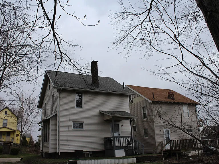 1615 Royal Ave NE — Photo 2