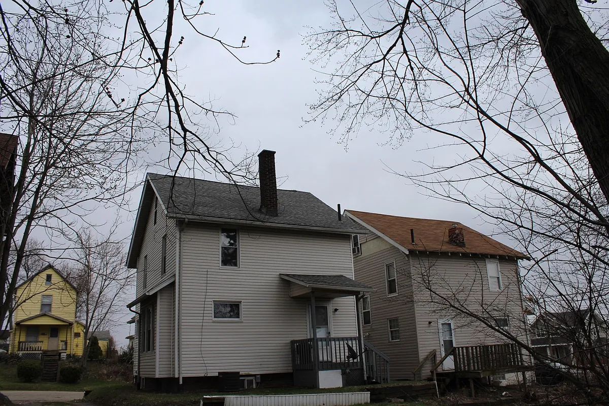 Building Photo - 1615 Royal Ave NE
