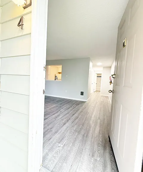 2512 Crystal Springs Rd W #4 — Photo 2
