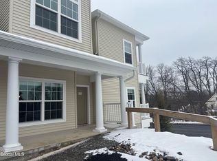 604 Valley Pointe Dr, Niskayuna, NY 12309