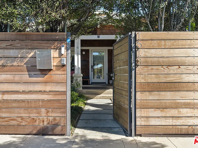 1613 Cabrillo Ave — Photo 1