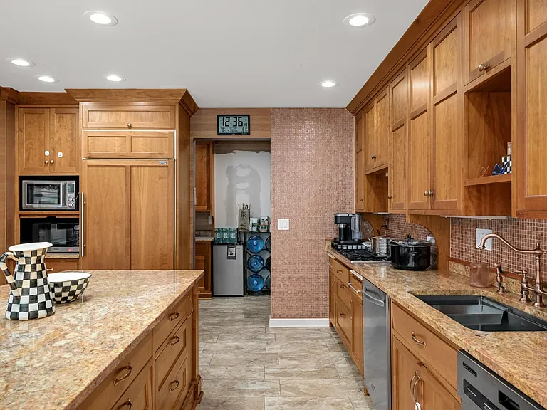 2837 Glenhurst Ave — Photo 41
