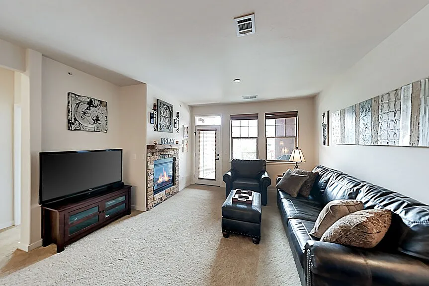 2 bed, 925 sqft, $2,299 — Photo 1