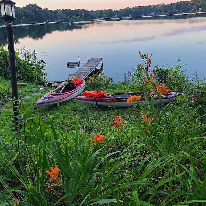 Dock for fishing and 2 kayaks to enjoy the lake.