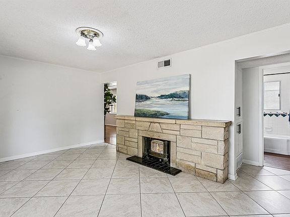 3rd image of 1527 W Dora Ave