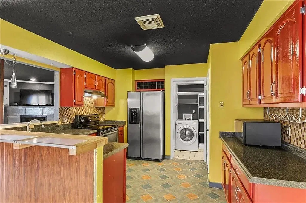 210 Cypress — Photo 4