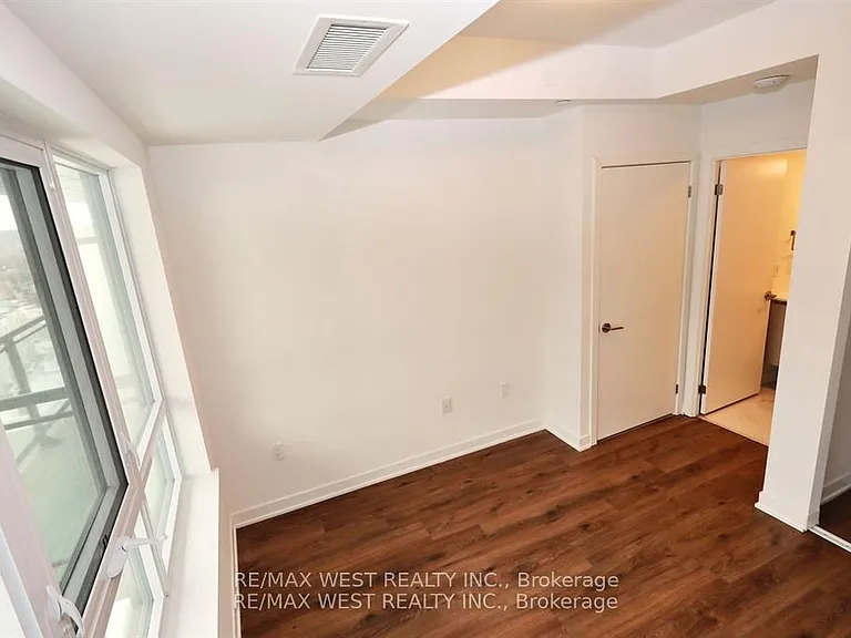 395 Dundas St W #822 — Photo 18