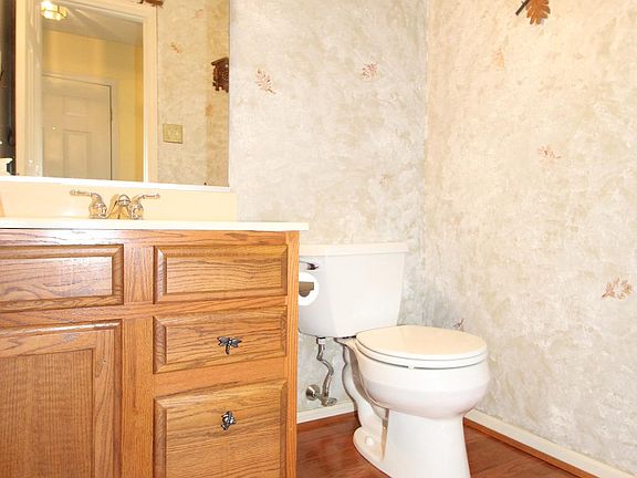 5th image of 16 E Galloway Ct