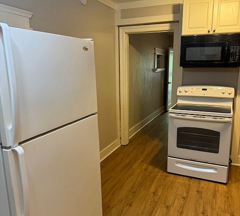 2nd image of 1041 40th Ave N Unit B