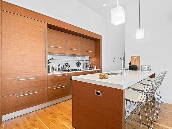 4th image of 360 Furman St APT 630