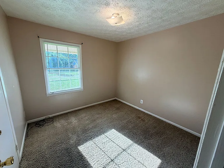 408 S College St — Photo 7