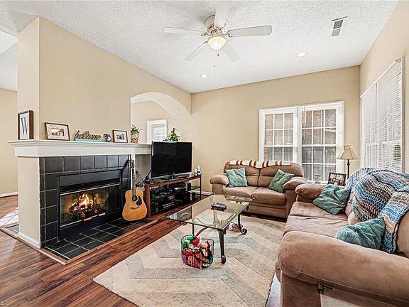 5th image of 157 Leeds Ln