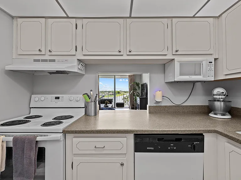 470 Executive Center Dr #5B — Photo 12