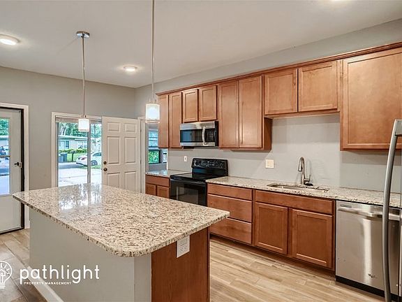 3rd image of 110 E Jinkins Cir