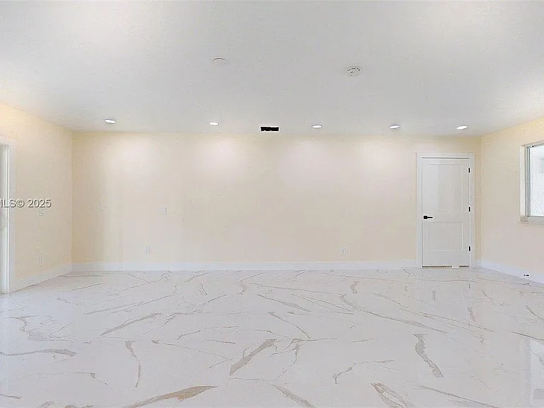 3801 SW 132nd Ave — Photo 3