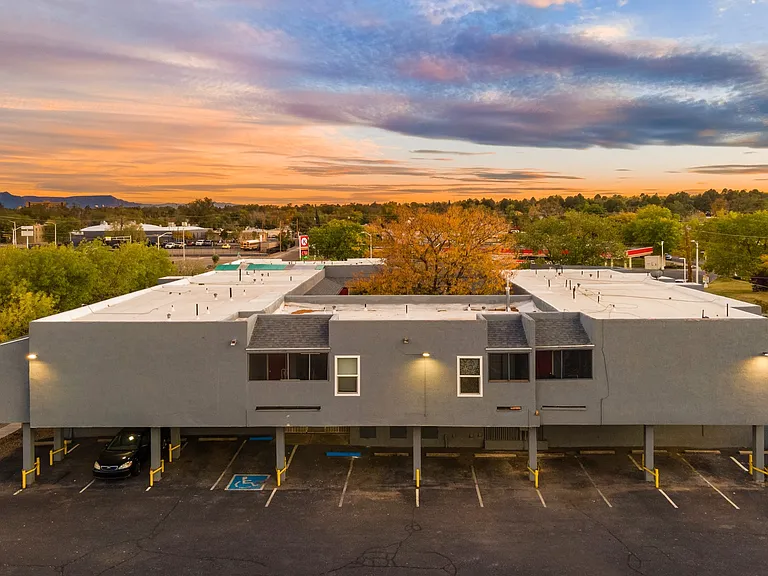 Modern 620 SF Updated 1 Bed Apts w/ Balconies in Ridgecrest — Photo 38