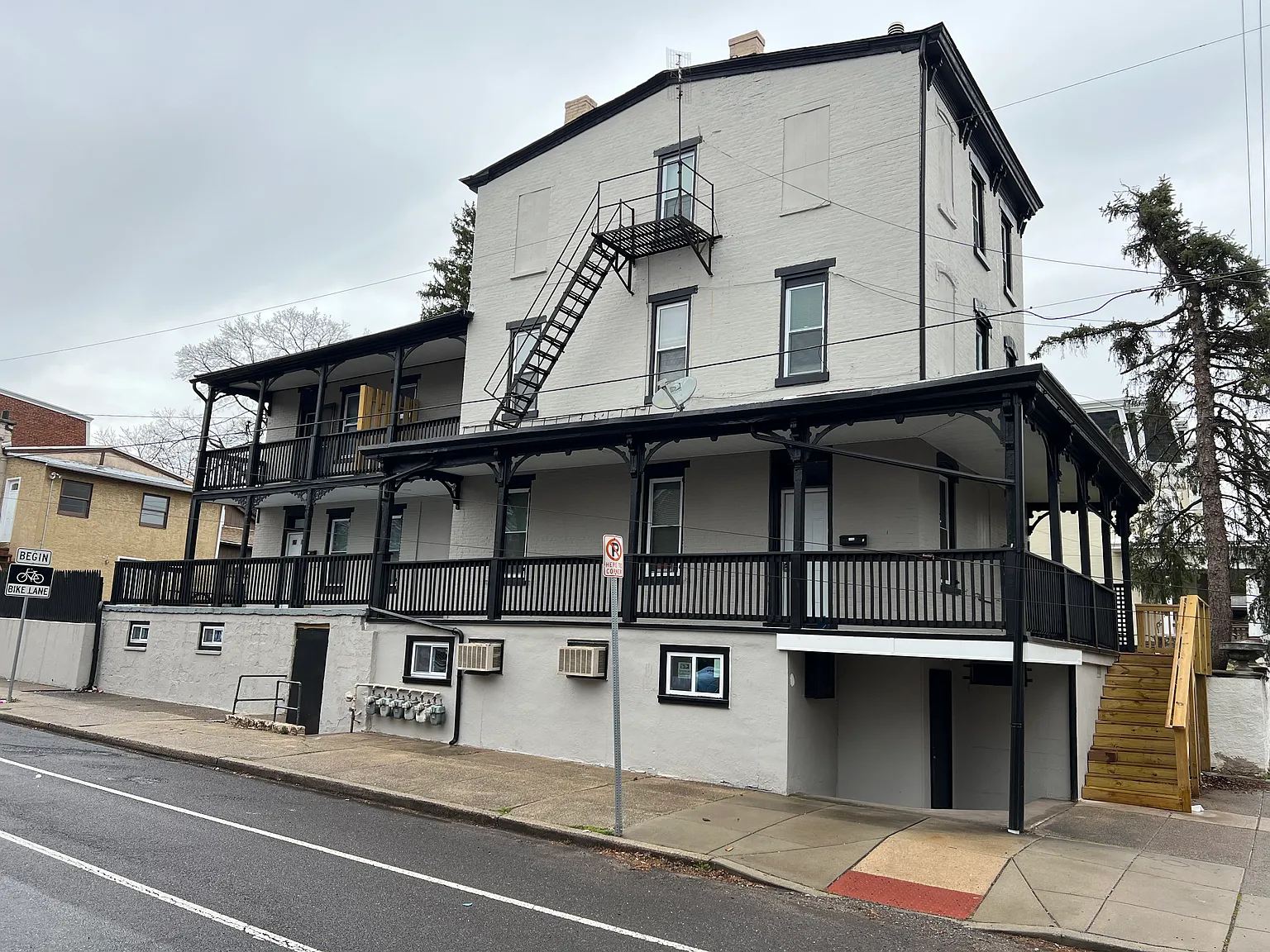 253 N York Street — Photo 1