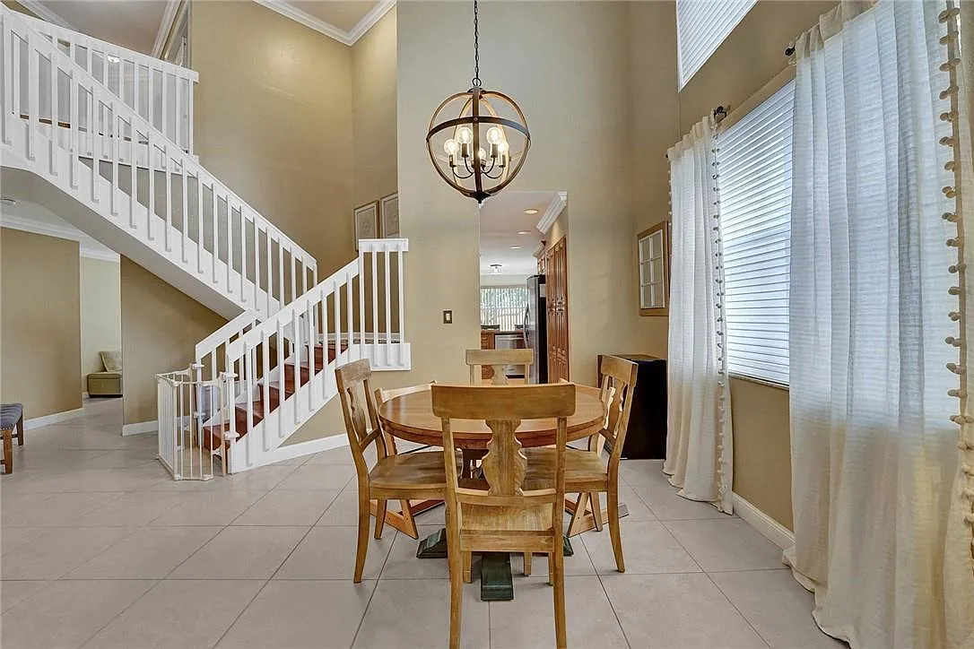 4 bed, 3.0 bath, 2709 sqft, $5,000 — Photo 2