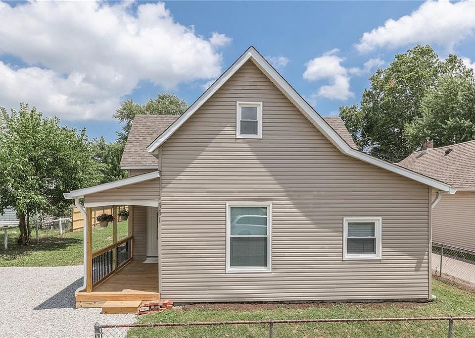 1st image of 551 Yandes St