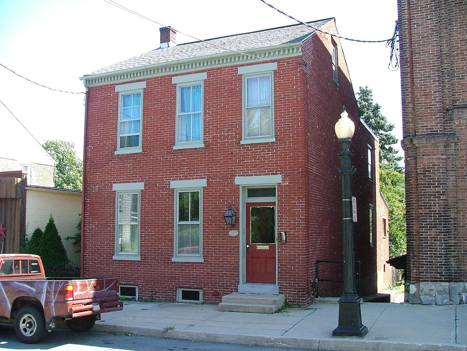 115 E Market St photo 1