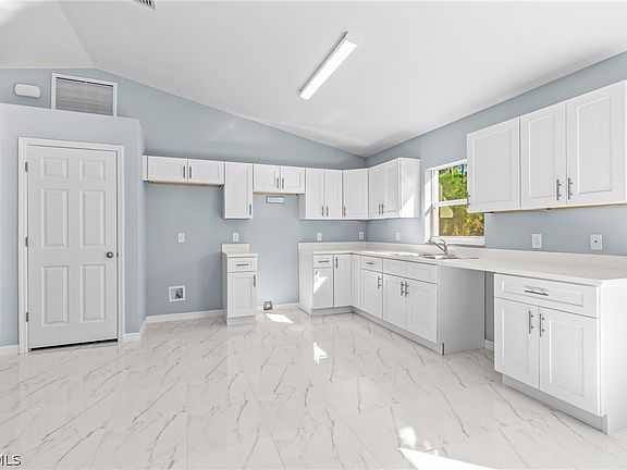 3rd image of 1246 Ecclesia St E