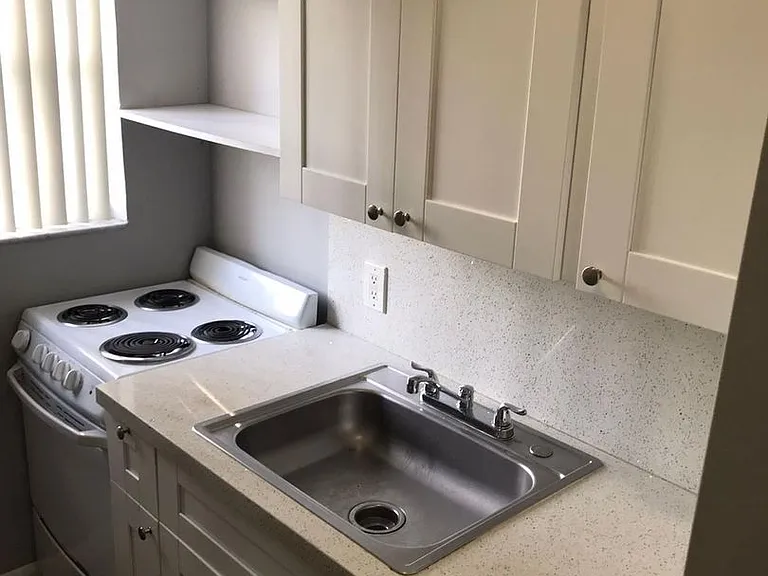 St George Apartments — Photo 11