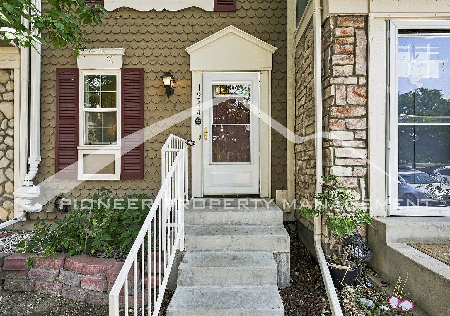 Spacious Townhome in Aurora with AC and Patio! — Photo 2