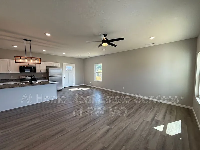 3 bed, 2.0 bath, 1455 sqft, $1,735 — Photo 3