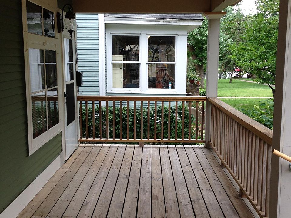 Entrance/ shared front porch. Both units have separate entrances.