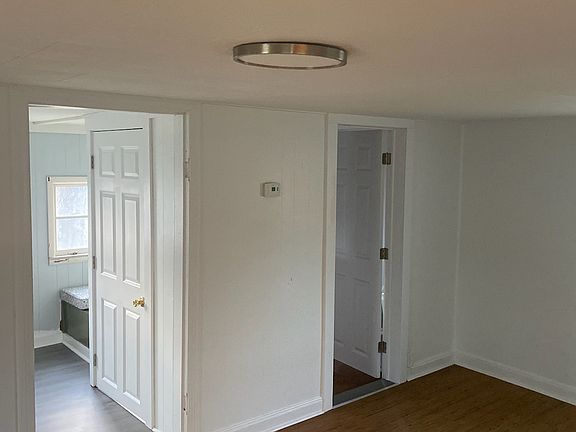4th image of 90 Lewis St