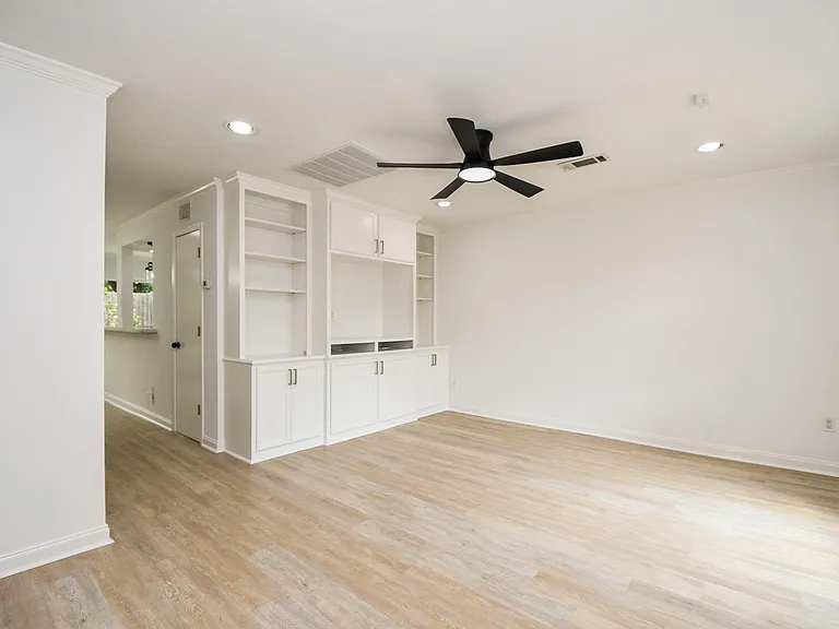 6114 Kirby Dr — Photo 7