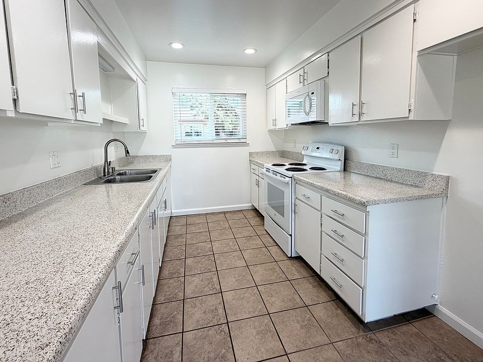 2 bdr 2 bath upstairs kitchen